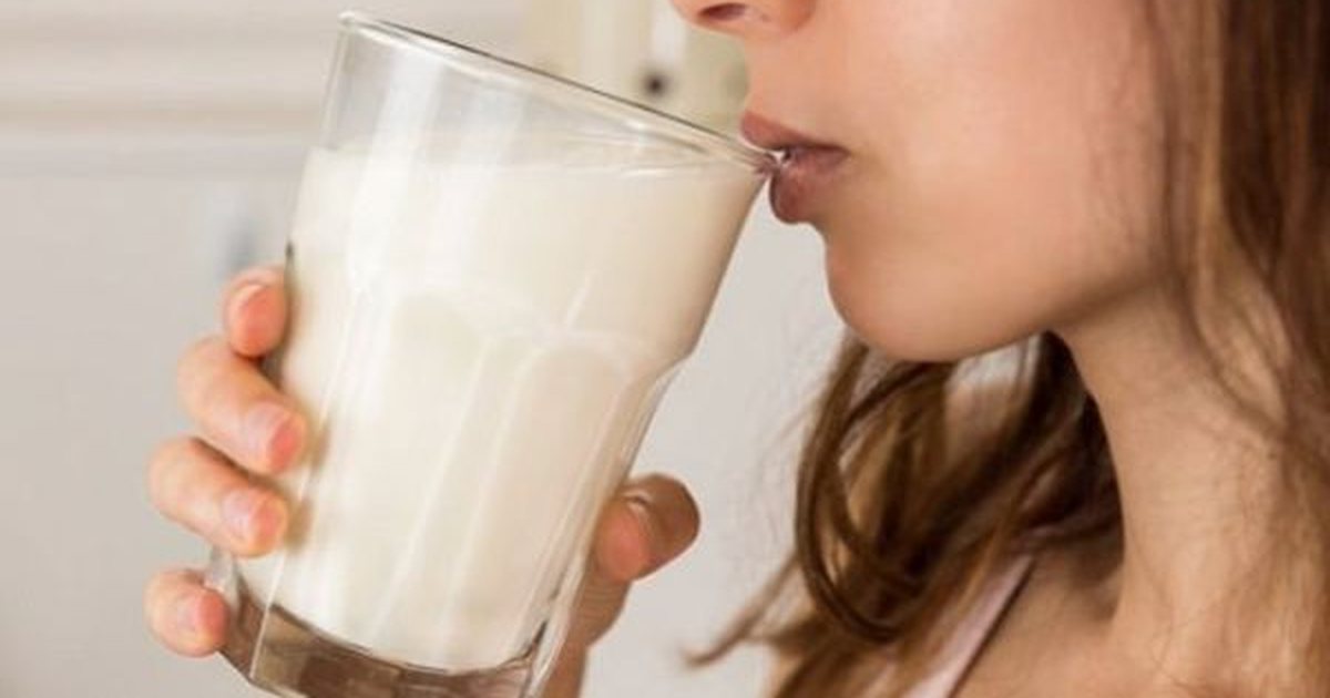Cila është koha më e mirë për të pirë qumësht Në mëngjes apo në