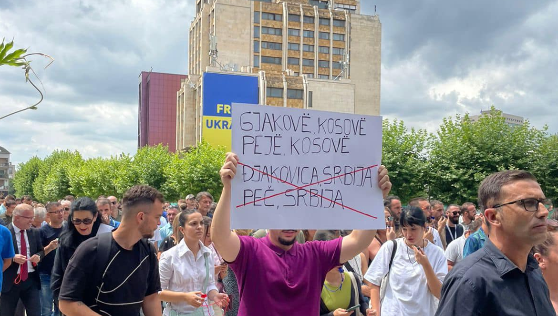 Gazetarët mbushin sheshin A ishte e orkestruar të pengohej protesta