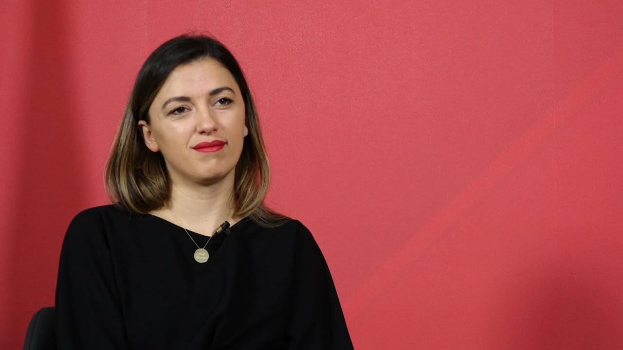 Albulena Haxhiu publikon një fotografi nga zyra në ditën e fundit të saj të punës - Sinjali
