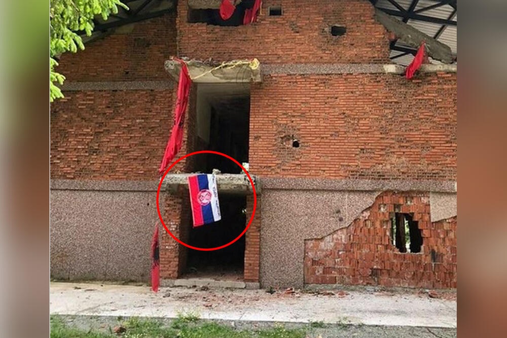 Flamuri serb vendoset në kullën e vrojtimit në Koshare