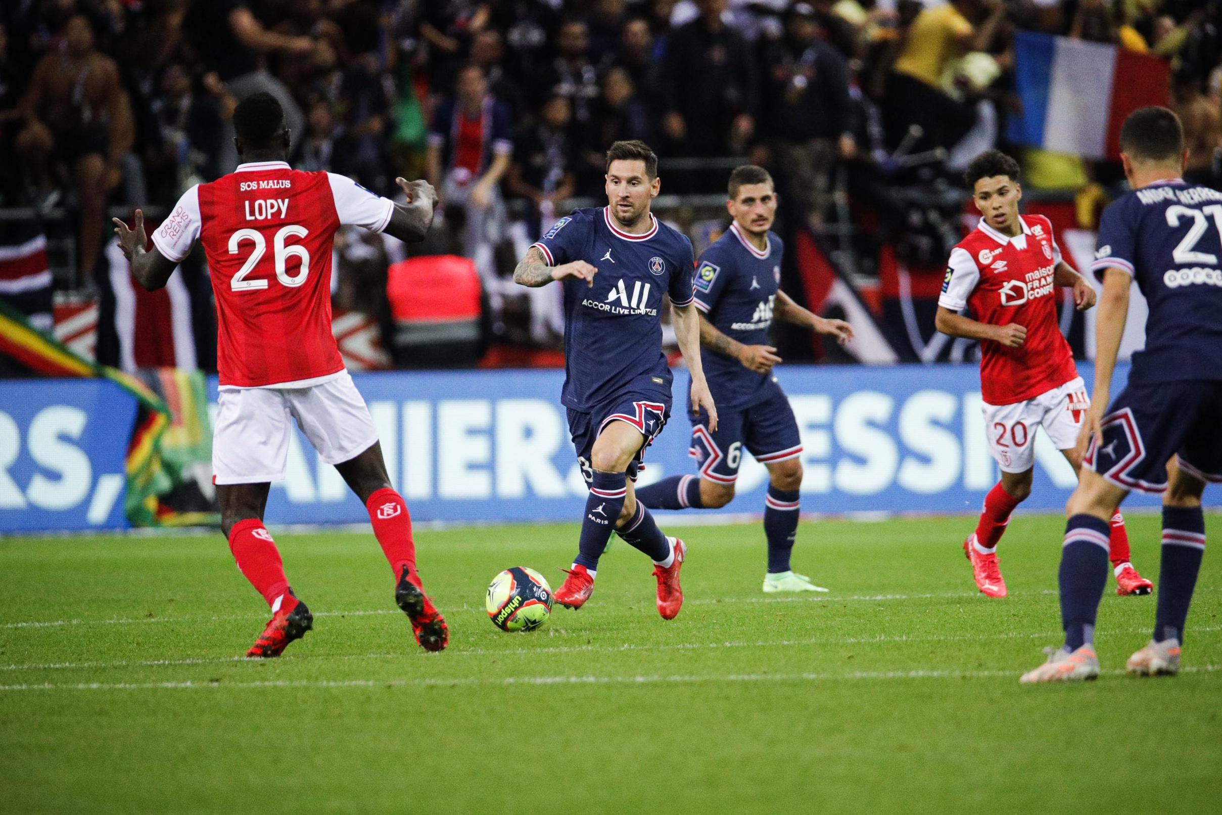 PSG triumfon ndaj Reims fal Mbappes, debuton Messi