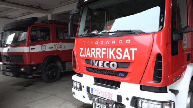 Tre persona e therin me skalper një zjarrfikës në Prizren