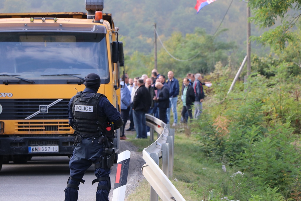 Dita e katërt e bllokadës, serbët shtojnë numrin e kamionëve