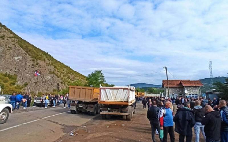 Shtohen barrikadat në Bërnjak, vendosen edhe tre kamionë me zhavorr