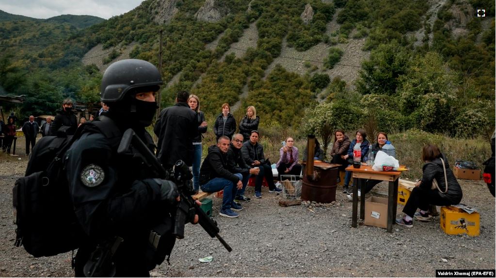 Serbët po “detyrohen” që të bllokojnë kufirin në Jarinje e Bërnjak