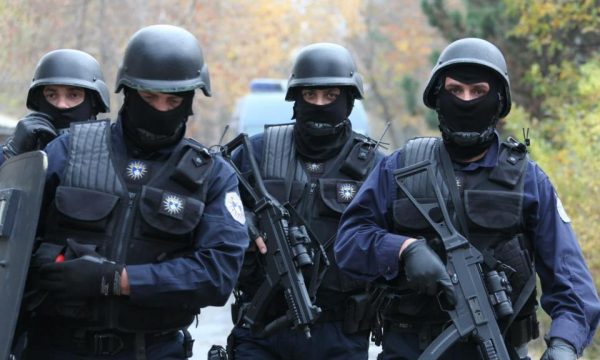 Arrestohen tre persona që fotografuan dhe incizuan afër kampit të Njësisë Speciale në Mitrovicë