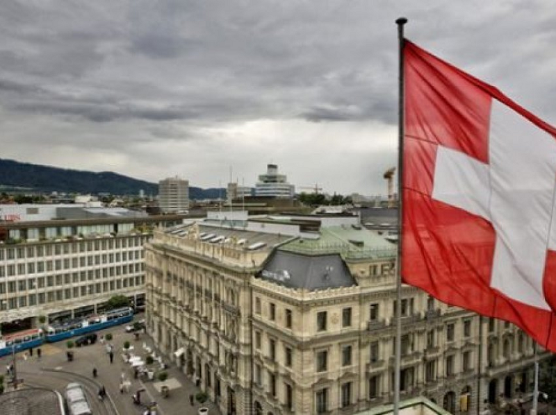 Zvicra do të shpërblejë qytetarët nëse bindin miqtë e tyre për t’u vaksinuar