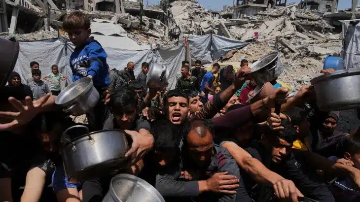 22 palestinezë të vrarë nga të shtënat izraelite pranë pikave të ndihmës në Gaza