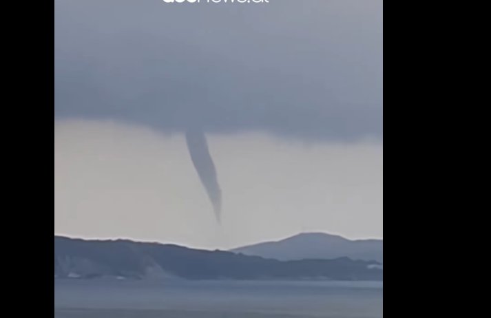 Fenomen i rrallë në Ksamil  vorbulla ajri shfaqen mbi det dhe mahnitin pushuesit