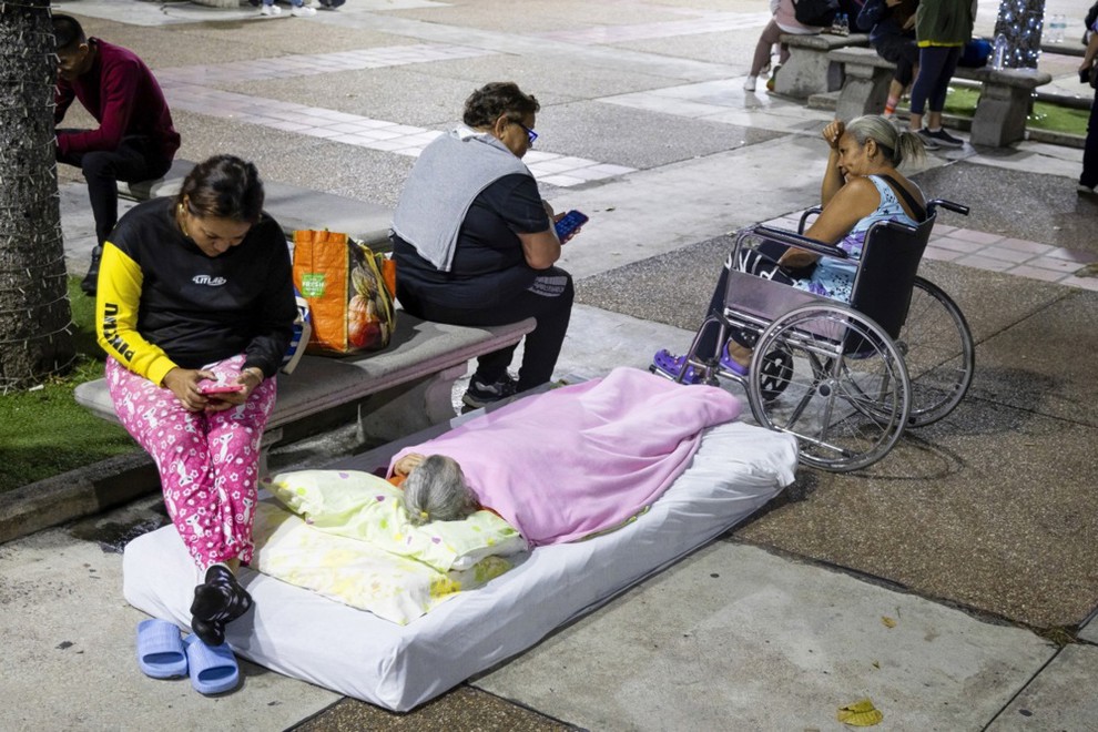 Pas tërmetit shkatërrues  mijëra venezuelianë kalojnë natën në rrugë