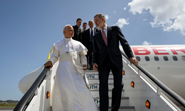 Defekti teknik ndalon fluturimin e Papës Leo  kthehet në Romë me avionin e Mbretit të Spanjës