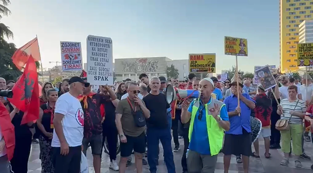 Protesta e 20 të në Tiranë  qytetarët marshojnë drejt Kryeministrisë