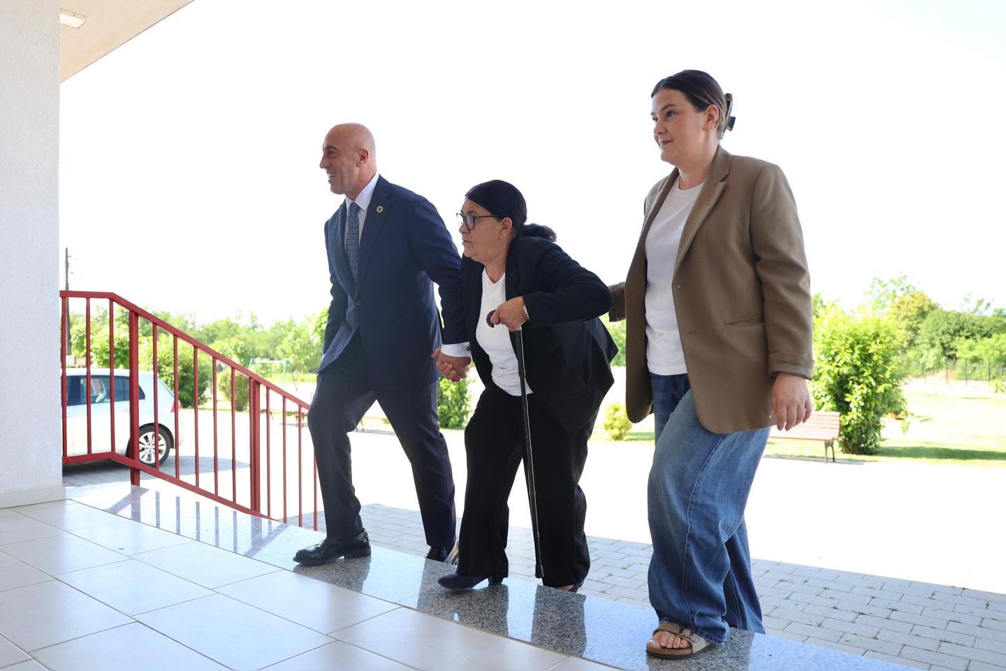 Ramush Haradinaj voton bashkë me nënën Rukë  Me votën tuaj vendosni për Kosovën e për vitet që vijnë