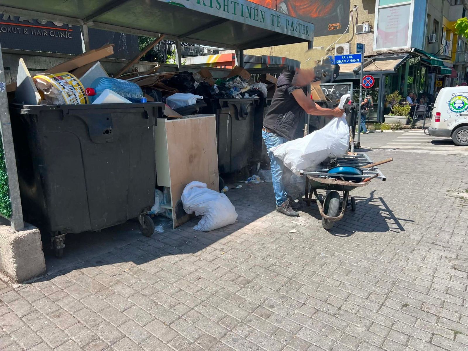 Është dënuar një qytetar me 300 euro gjobë për hedhjen e mbeturinave në hapësira publike në Prishtinë