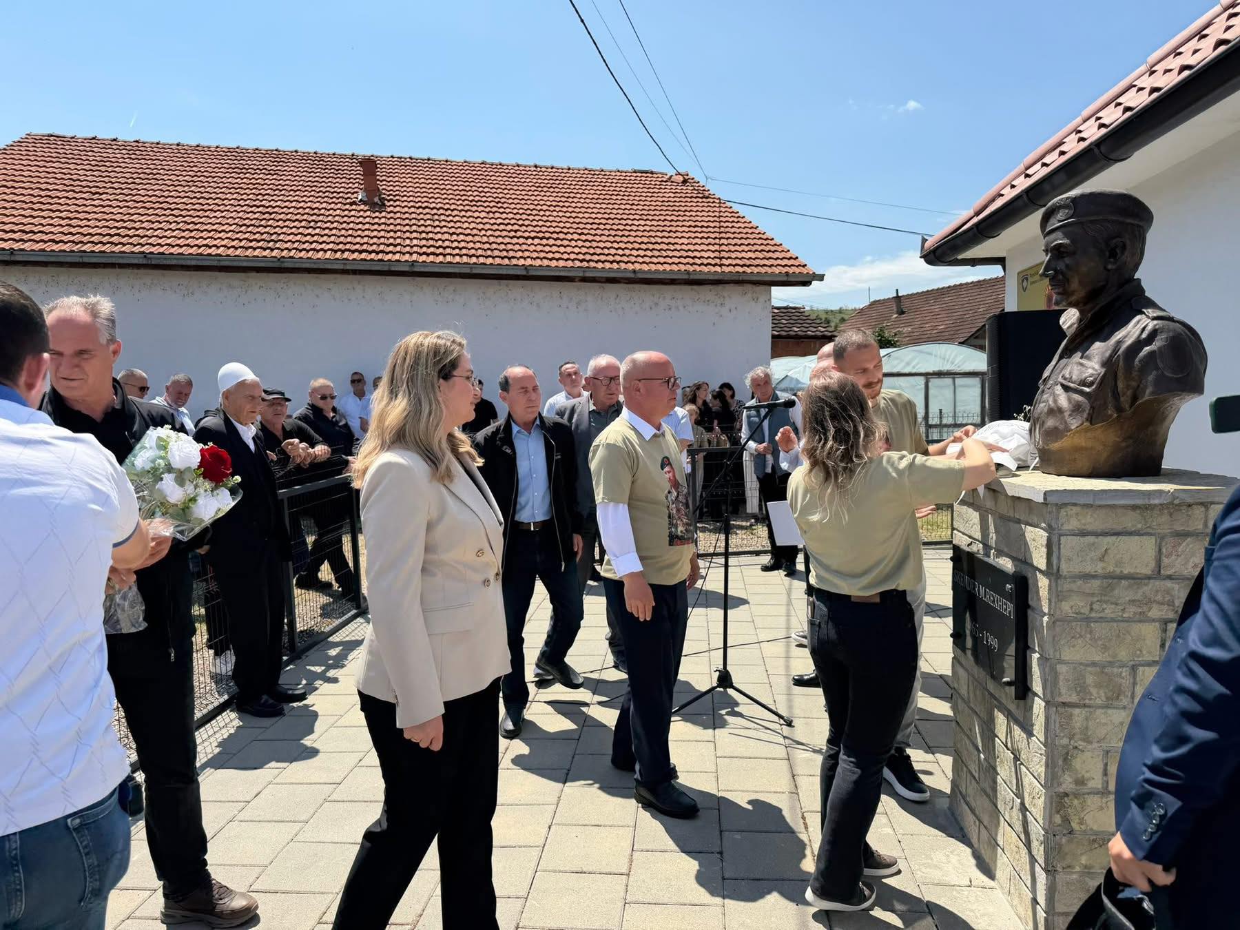 Përkujtohet ditëlindja e Heroit Skënder Rexhepi   homazhe në Mrasor pranë bustit dhe Shtëpisë Muze