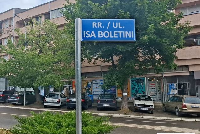 Hiqet tabela me emrin e Gjingjiqit në Mitrovicën e Veriut  mbetet ajo me emrin e Isa Boletinit
