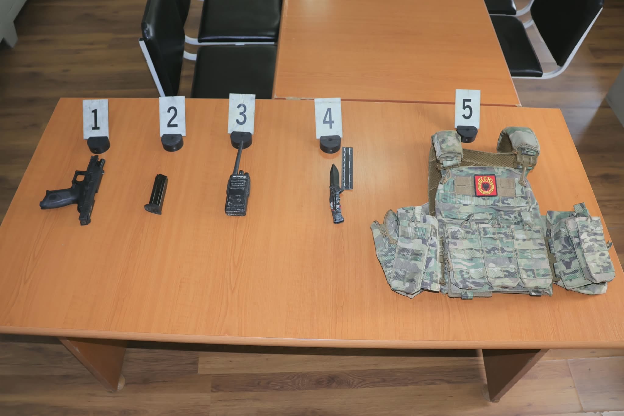 Policia në Pejë sekuestron armë  municion dhe jelek antiplumb  gjashtë në pranga