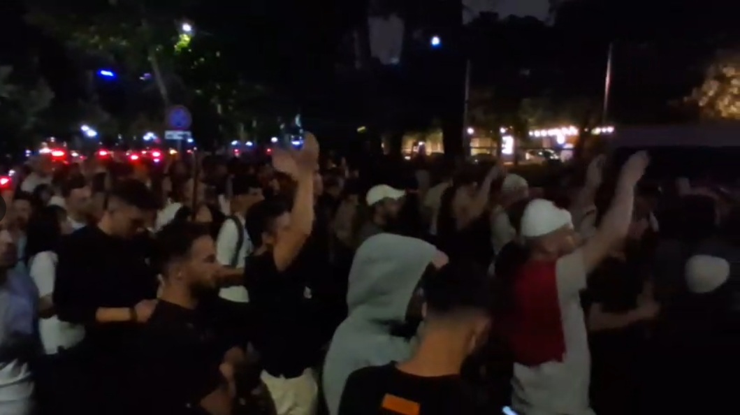 Nuk ndalet revolta në Tiranë  Protestuesit rikthehen në shesh para mesnatës