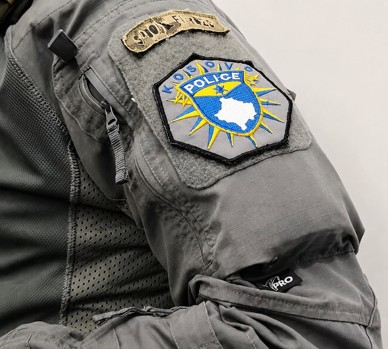 Tre persona prangosen me asistencë të FBI së  dyshohen për financim terrorizmi e shpëlarje parash në Kosovë