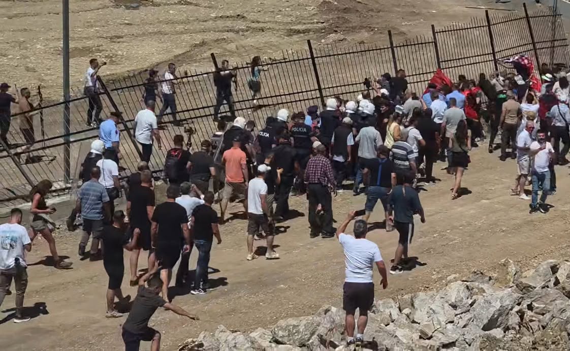 Protestë kundër ndërtimit të resortit luksoz në Rrjoll  banorët heqin gardhin dhe telat me gjemba