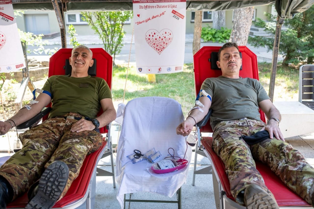 Gjenerali i KFOR it merr pjesë në aksionin për dhurimin e gjakut në Prishtinë