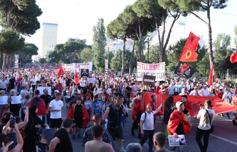 OVL UÇK denoncon keqpërdorimin e stemës së UÇK së në protestat në Shqipëri