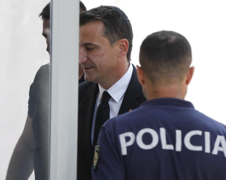 Erion Veliaj paraqitet në gjykatë  në duar mban një libër të Senekës
