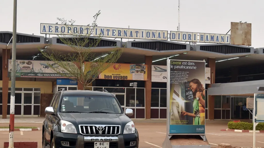 Të shtëna me armë zjarri dhe shpërthime dëgjohen në aeroportin e kryeqytetit të Nigerisë