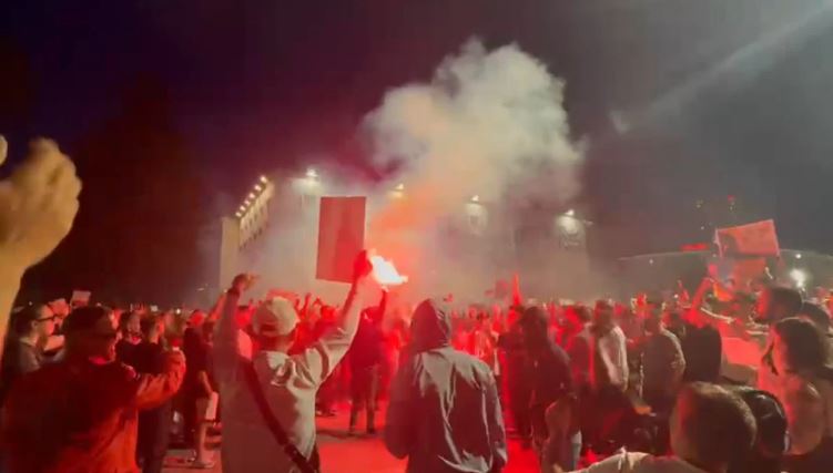 Dita e pestë e protestës  shfaqet  grupi nismëtar  me 5 kërkesa para Kryeministrisë  Dorëheqje e Qeverisë dhe anulimi i Zvërnecit