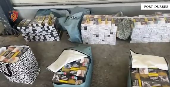 Durrës  Sekuestrohen cigare kontrabandë dhe armë  arrestohet një person