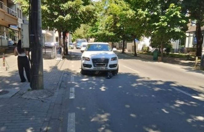 Një i lënduar në aksidentin mes veturës dhe motoçikletës në Pejë