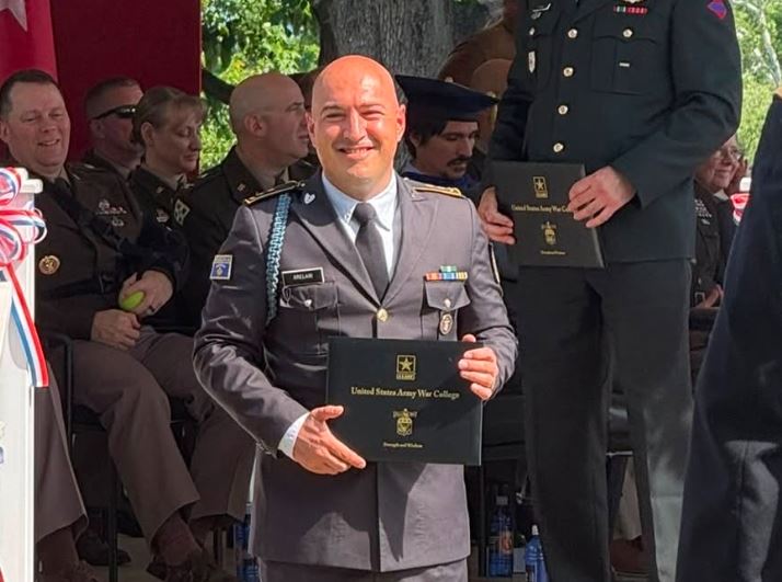 Nënkoloneli i FSK së diplomon me rezultate superiore në Kolegjin e Luftës së Ushtrisë Amerikane