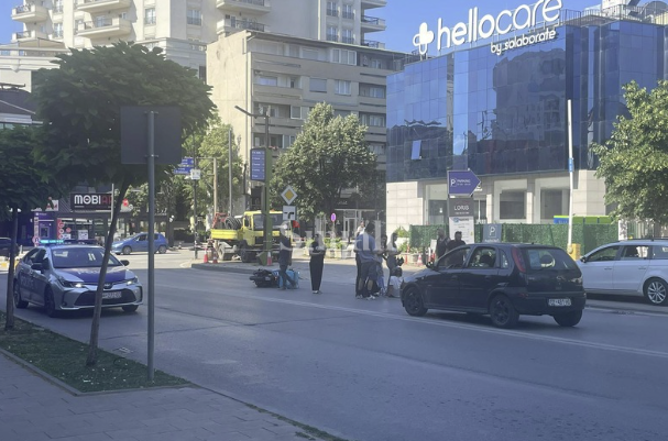 Aksident në Prishtinë  përplasen motori me një veturë