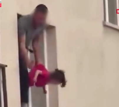 Horror në Ankara  Babai kërcënon vajzën 3 vjeçare me thikë dhe e var nga dritarja  policia e shpëton në momentet e fundit