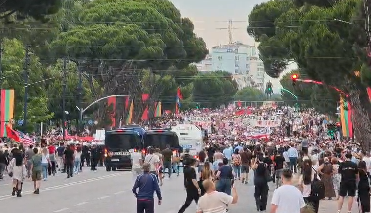 Dita e katër e protestës kundër projektit në Zvërnec  përplasje mes policisë dhe protestuesve
