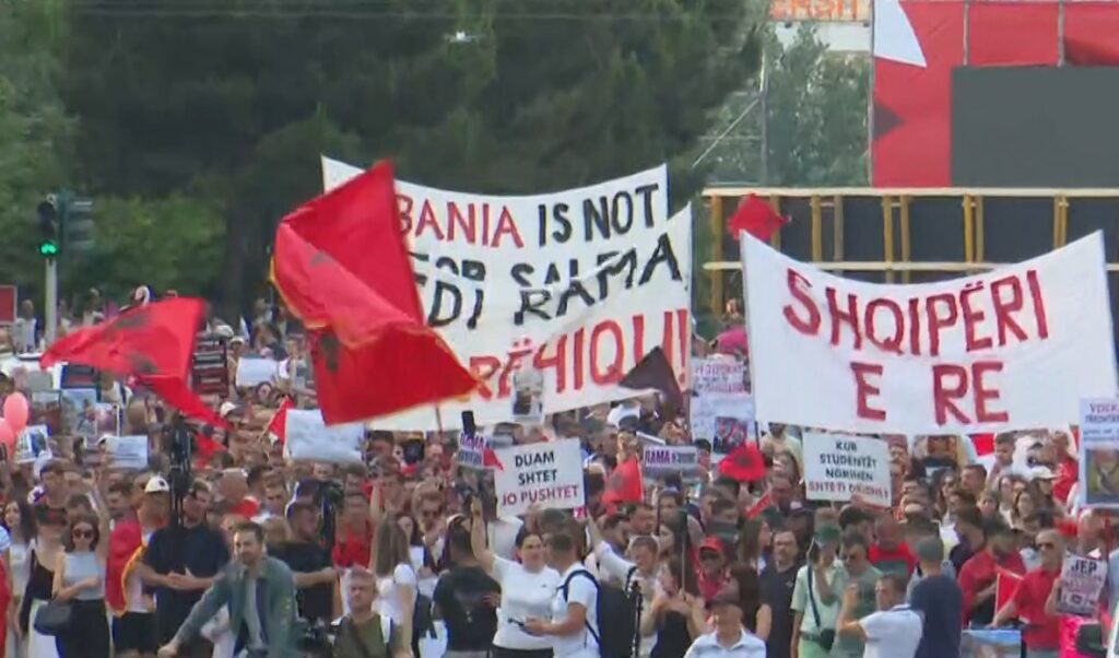 Protesta në Tiranë zgjerohet  i bashkohen edhe shqiptarë nga Maqedonia e Veriut dhe Lugina e Preshevës