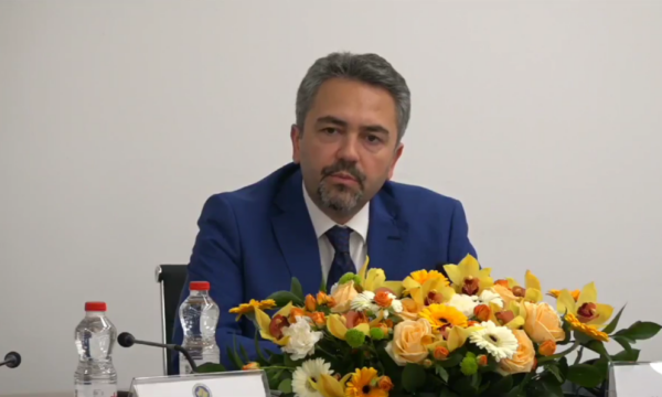  Mua s më është fshirë ngjyra    Radoniqi reagon pas polemikave për votimin