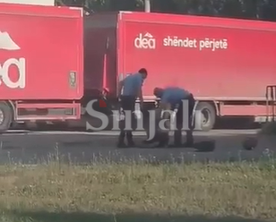 Skandaloze  Polici shqelmon të arrestuarin e prangosur në hyrje të Gjilanit