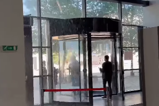 Shpërthen gypi në Pallatin e Drejtësisë   ujë përfshin ambientet e brendshme në Prishtinë