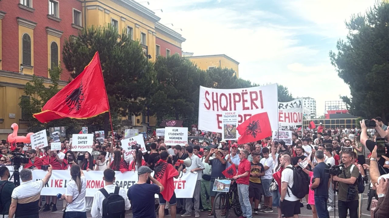 Protesta në Tiranë hyn në ditën e 12 të  qytetarët marshojnë drejt Kryeministrisë