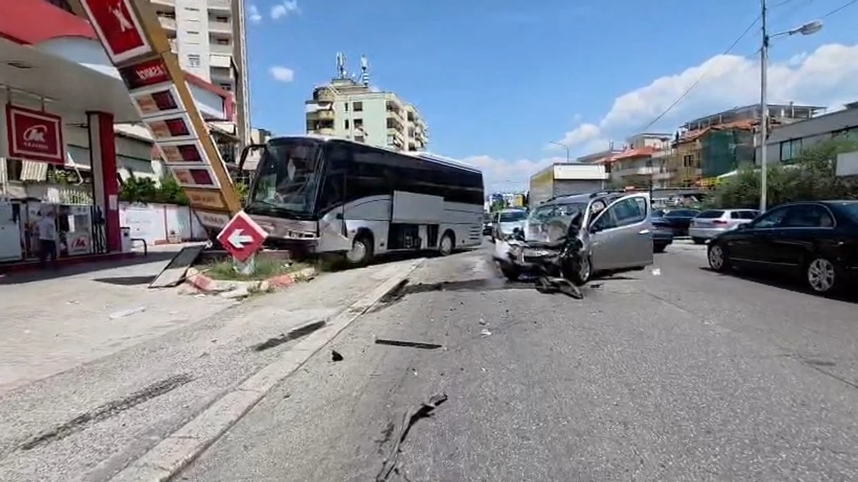 Aksident i rëndë në hyrje të Elbasanit  përplasen autobusi me fëmijë dhe një automjet