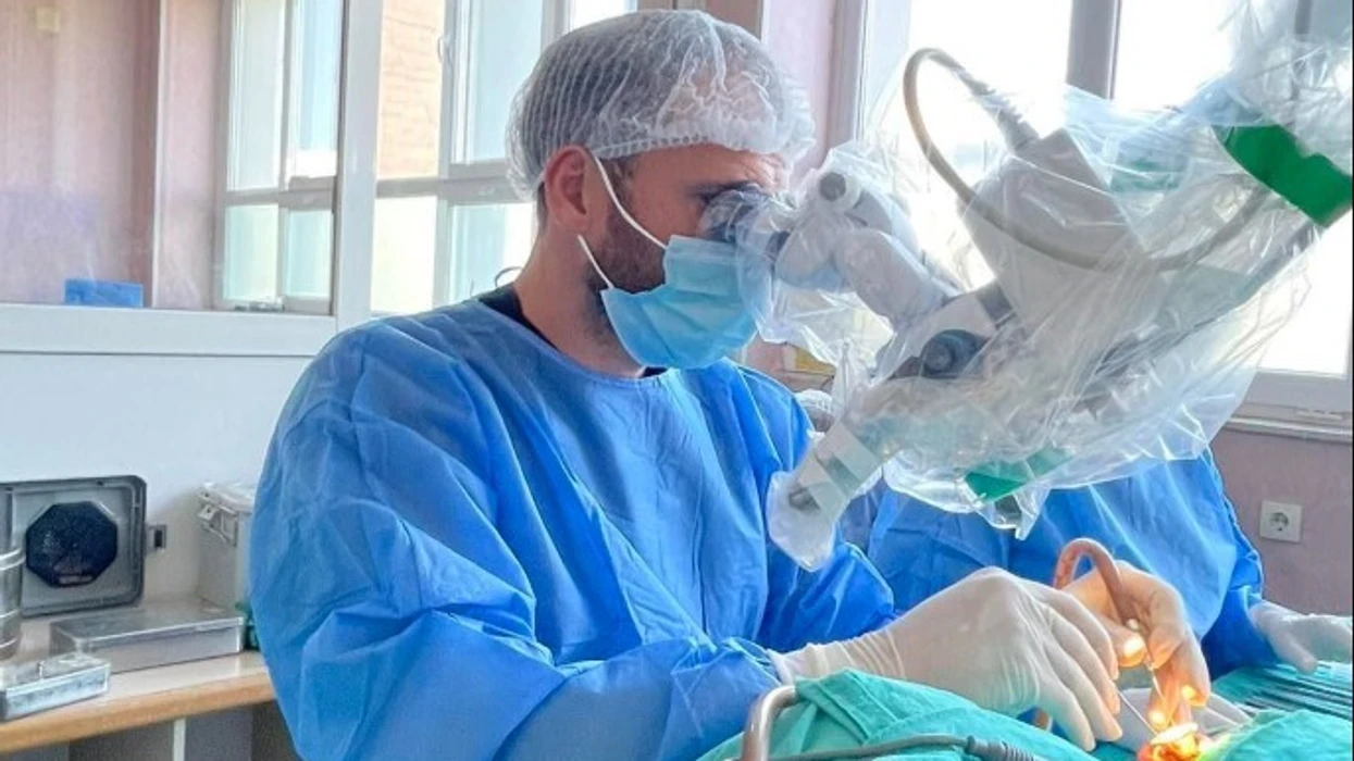 Pacientes në QKUK i rikthehet dëgjimi pas 18 vitesh  ishte përballur edhe me vështirësi në komunikim