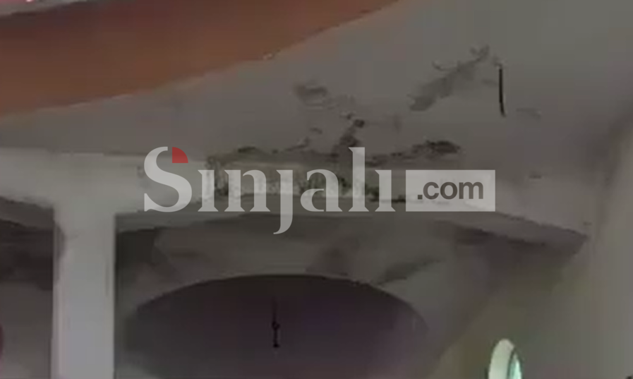 Ekskluzive  Myk dhe lagështi brenda Xhamisë së Mulla Osmanit në Drenas   besimtarët falen nën kushte shqetësuese