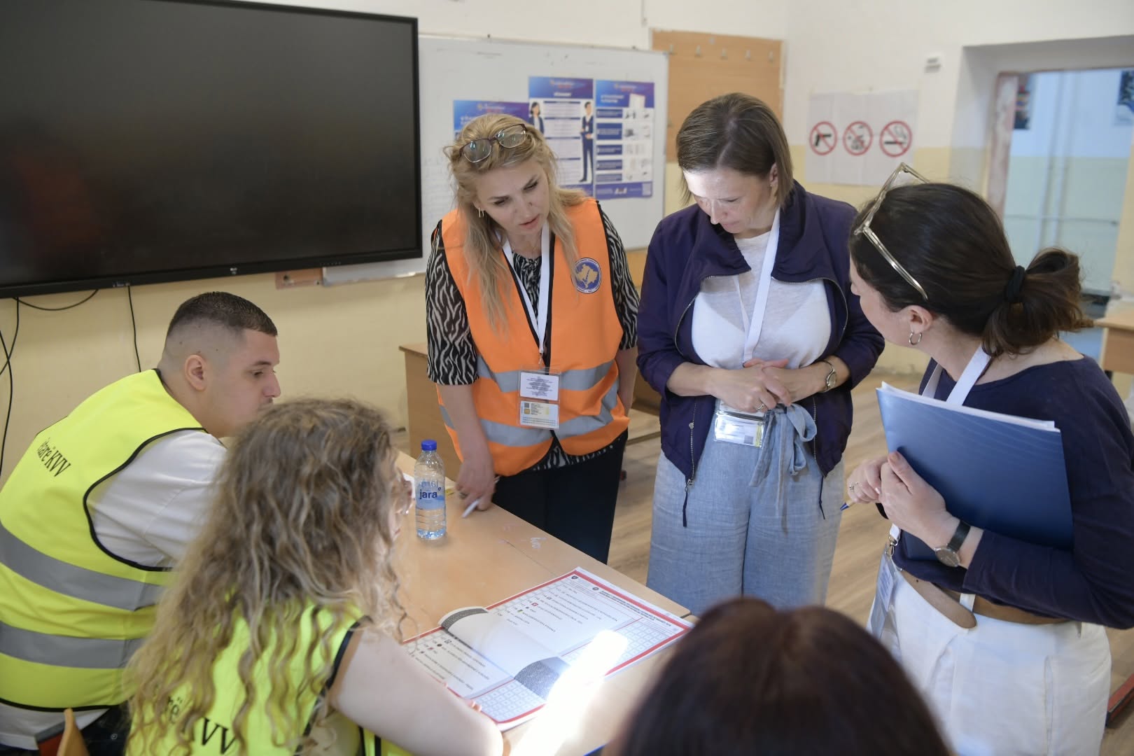 Palatova e BE së viziton qendrat e votimit në Prishtinë e Graçanicë  Zgjedhjet test i demokracisë