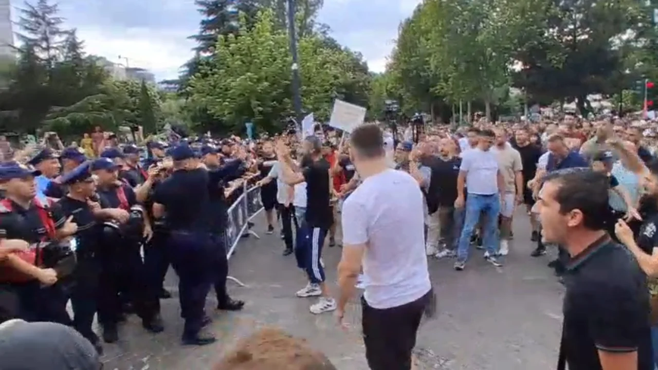 Zvërneci   përplasje mes qytetarëve dhe policisë në protestë  çahet kordoni