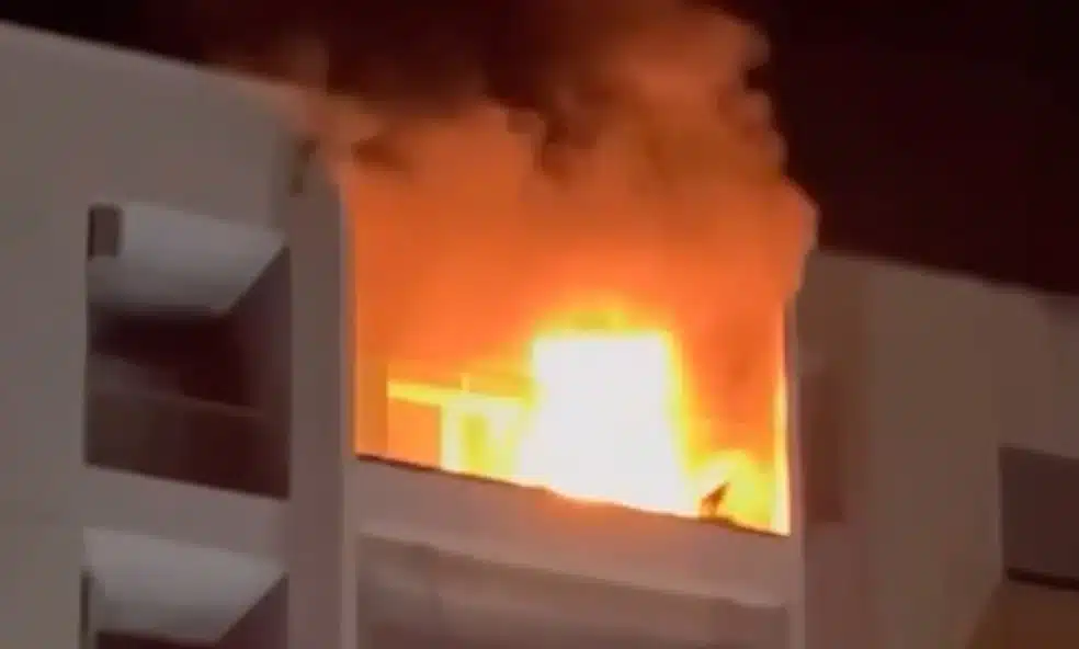 Përfshihet nga zjarri një apartament në Vlorë  nuk raportohet për të lënduar