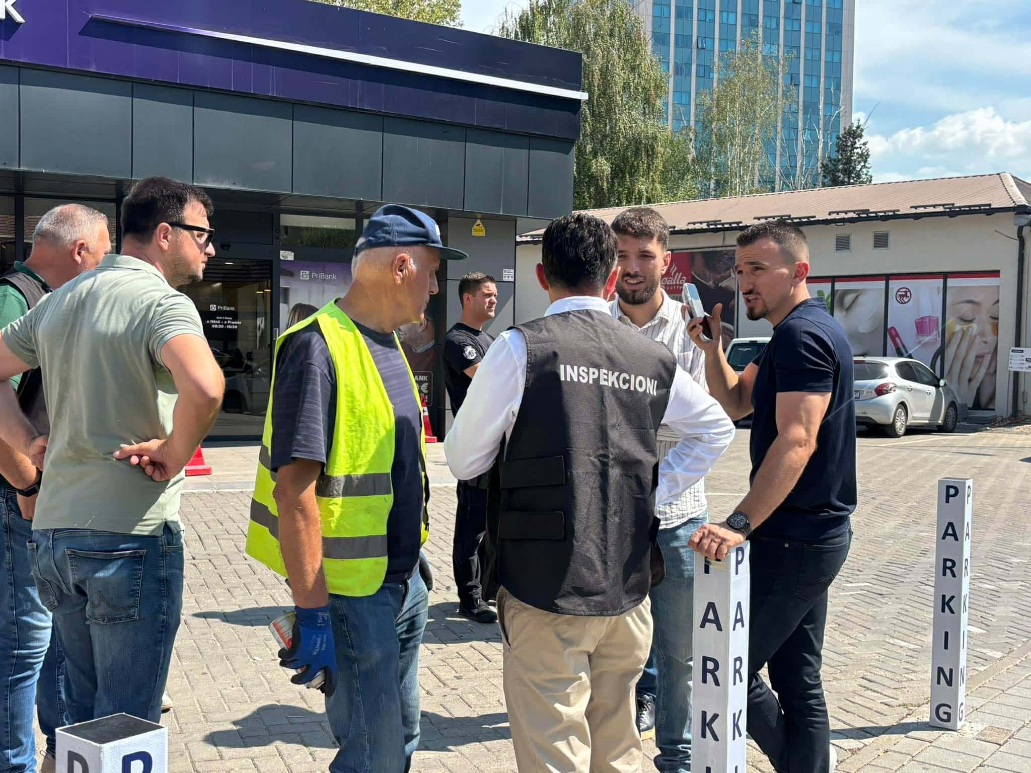 Prishtina nis aksionin kundër parkingjeve ilegale  bllokohet një hapësirë pranë Ministrisë së Bujqësisë