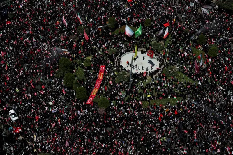 Mijëra qytetarë mblidhen në Mashhad për ceremoninë mortore të Ali Khameneit  rriten thirrjet për hakmarrje ndaj SHBA së
