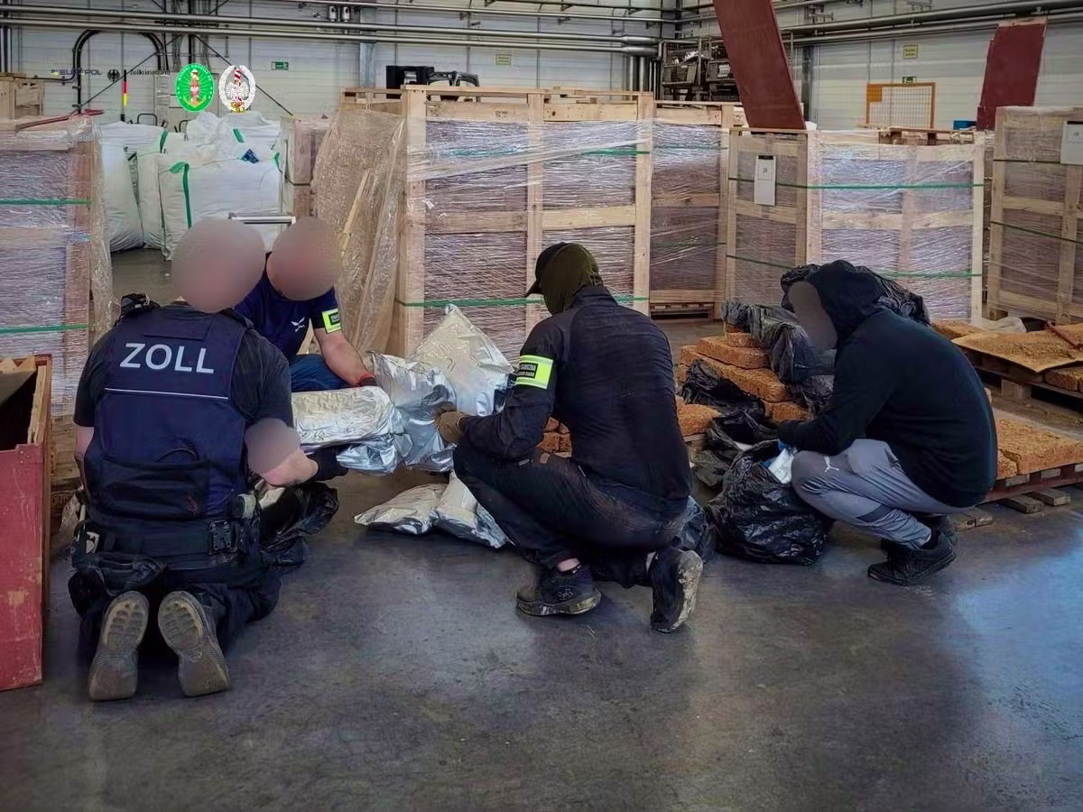 Policia sekuestron më shumë se 1 2 ton kanabis në Portin e Hamburgut