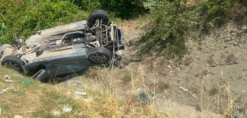 Aksident i rëndë pranë Gramshit, përmbyset automjeti dhe lëndohen dy